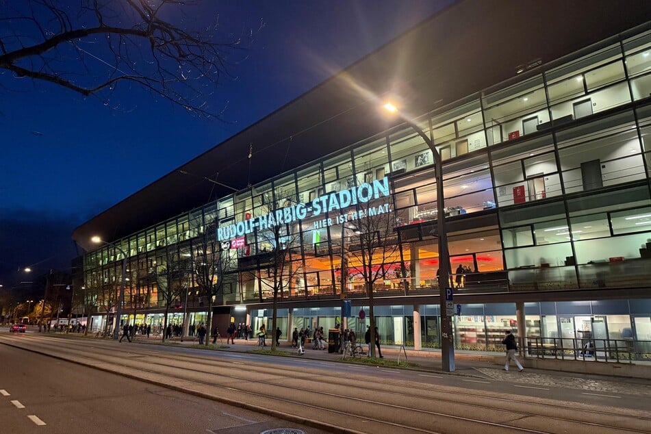 Flutlicht-Feeling am Freitagabend im Rudolf-Harbig-Stadion.