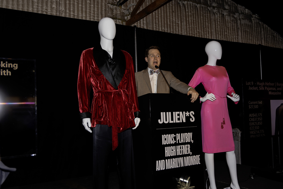 Im Auktionshaus "Julien's" wurden legendäre Kleidungsstücke aus dem Hause "Playboy" versteigert.