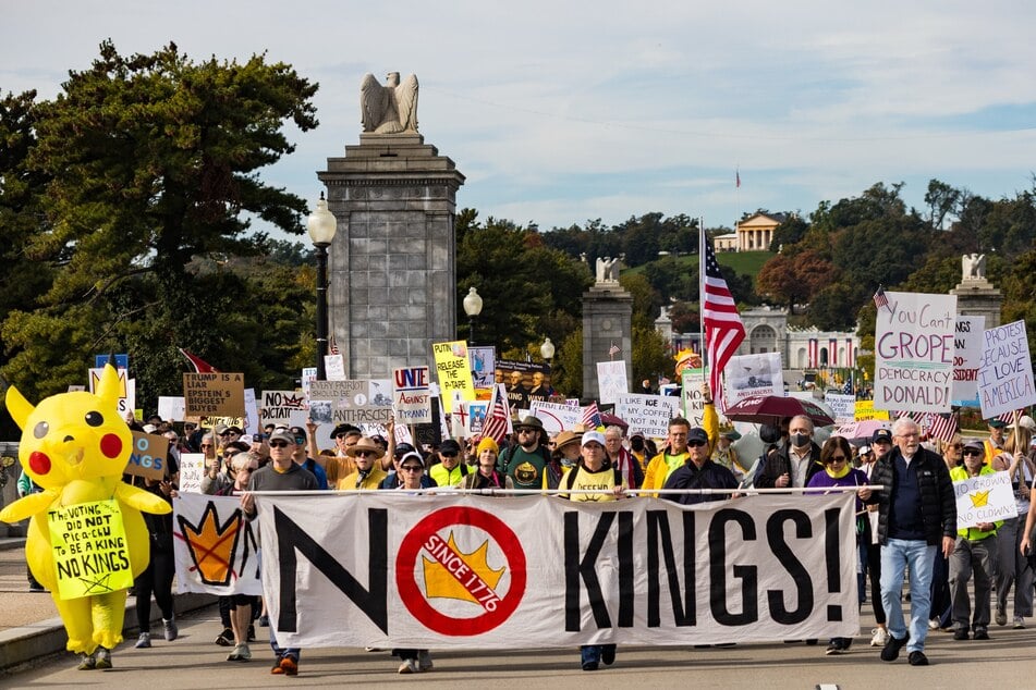 Die Demonstranten werfen Trump vor, das Land wie ein König regieren zu wollen.