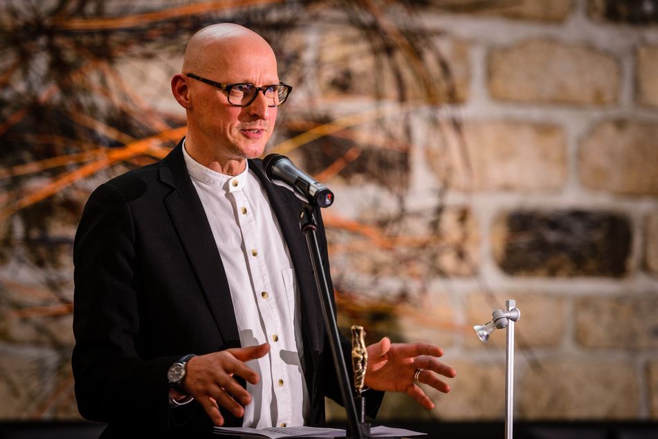Jörg Bernig ist Anhänger der in ultrarechten Kreisen beliebten These des vermeintlich gesteuerten "Bevölkerungsaustausches" durch Flüchtlinge.