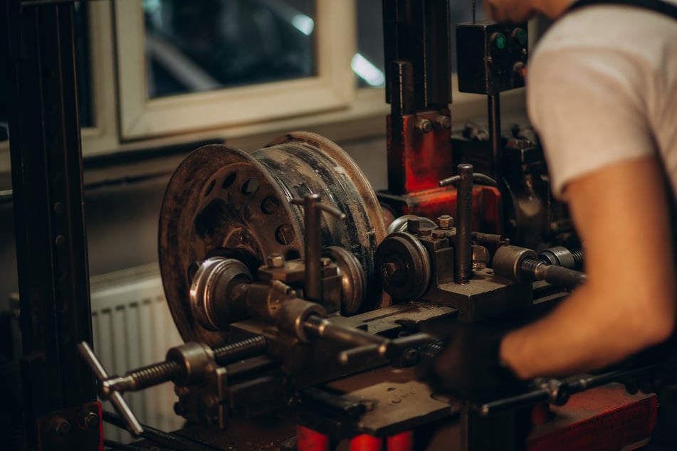 Der Mitarbeiter verhakte seine Hand in der Walzmaschine beim Bearbeiten von Metallteilen. (Symbolbild)