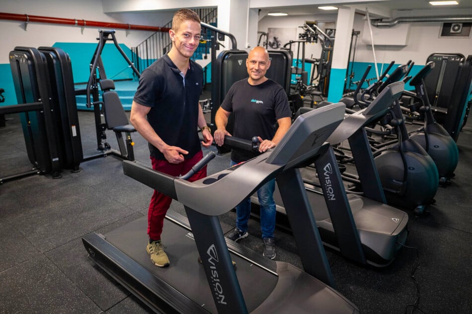 Darunter auch moderne Laufbänder, die Mitarbeiter Dominik Malkhoff schon ausprobiert hat.