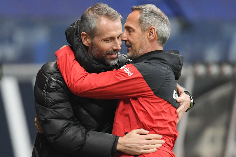 Mönchengladbachs Trainer Marco Rose (l.) und sein designierter Nachfolger Adi Hütter.