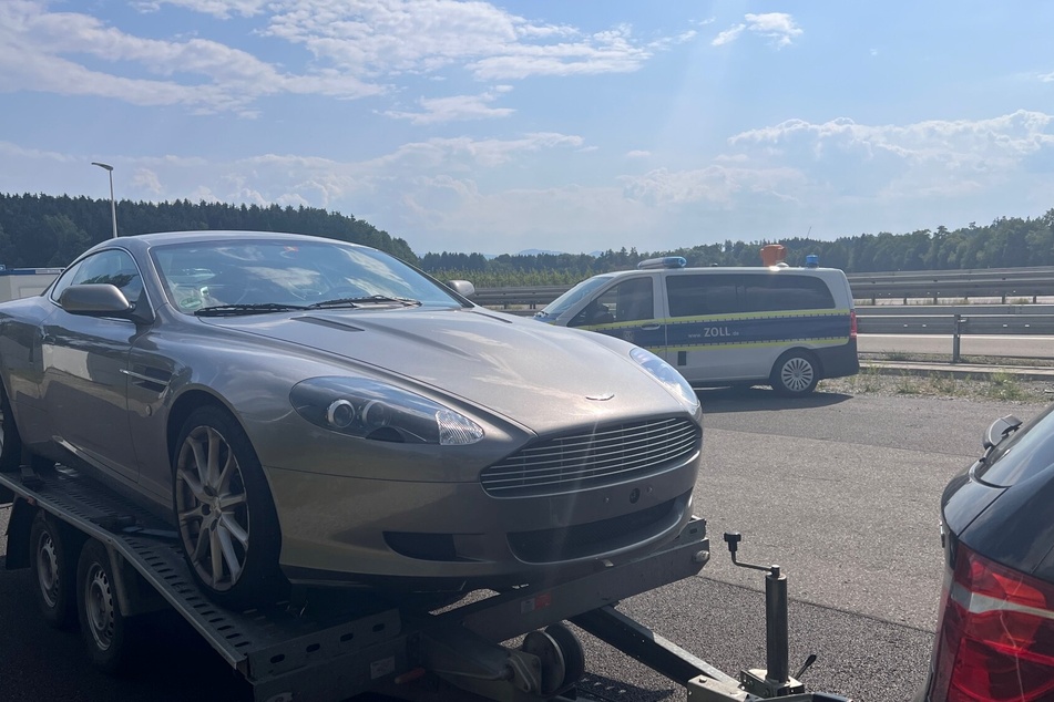 Vier Autos, darunter ein Aston Martin, sollten über die Grenze geschmuggelt werden.