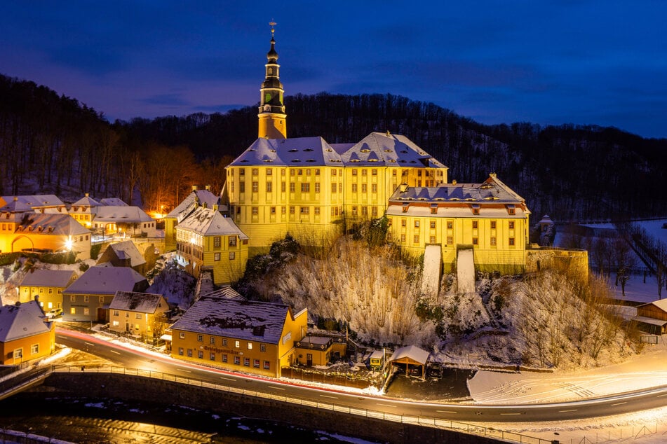 Bei einer Führung mit Lichtern durch die Räume von Schloss Weesenstein erfahrt Ihr eine Menge - auch über die Burg.