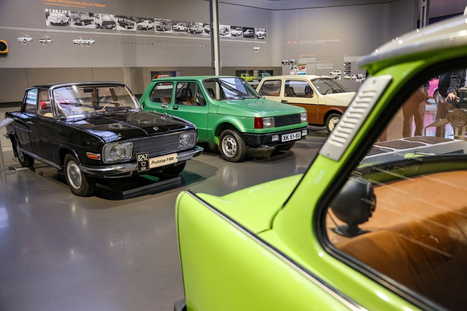 Die Prototypen Trabant P 100 (l.) und P6100 (M.) hinter dem Klassiker P601 (r.) stehen im August-Horch-Museum.