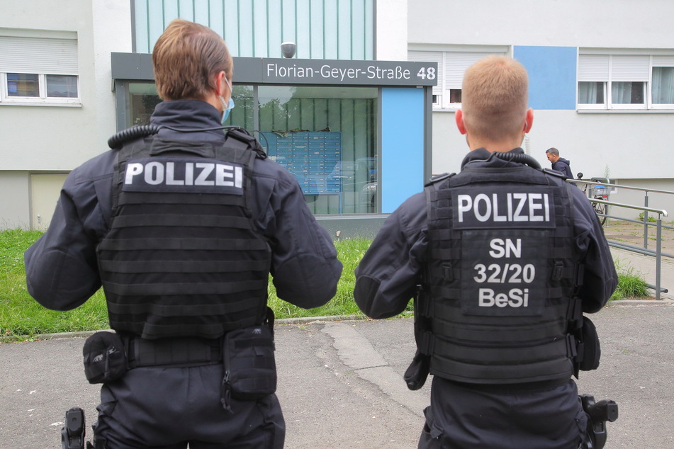 Die Polizei im Einsatz bei einer Razzia wegen der Randale am Rudolf-Harbig-Stadion im Mai nach dem Aufstiegsspiel der SG Dynamo Dresden.