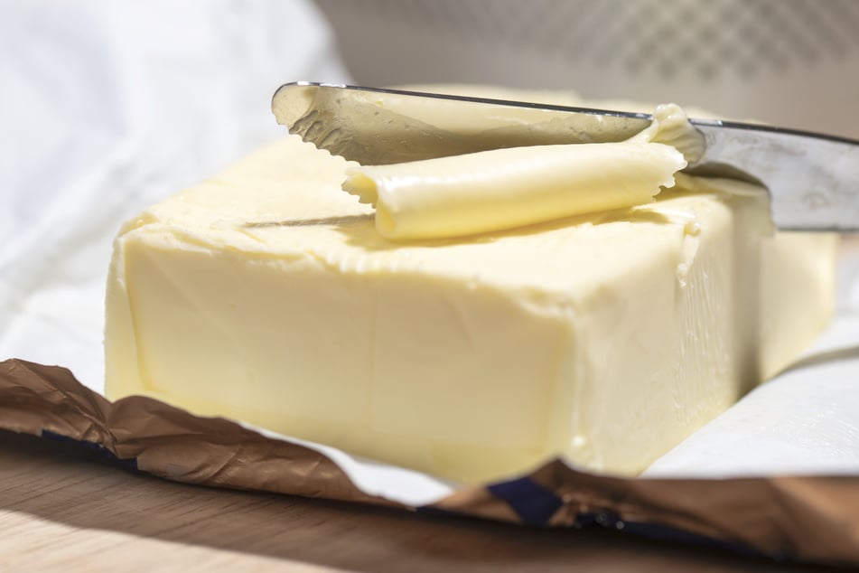 Butter gehört für viele Deutsche auf das tägliche Brot. (Archivbild)