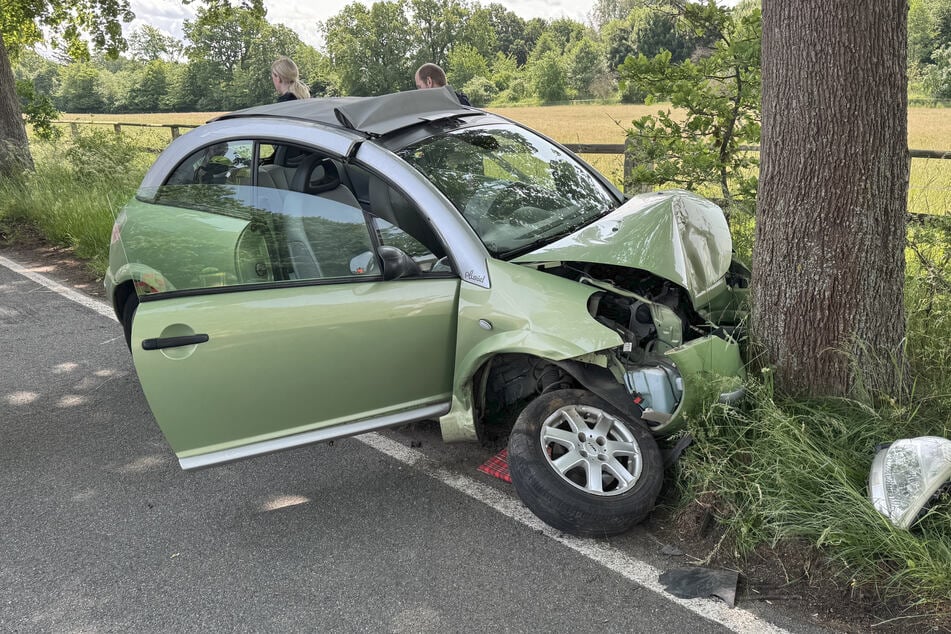 Der Citroën C3 krachte mit hoher Geschwindigkeit gegen einen Baum.