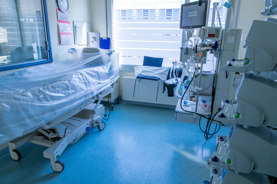 Beatmungsgeräte und Überwachungstechnik stehen in einem Zimmer der Intensivstation in der Helios-Klinik in Schwerin. Auf den Intensivstationen der großen Kliniken in Mecklenburg-Vorpommern ist die Lage nach eigenen Angaben angespannt, aber noch stabil.