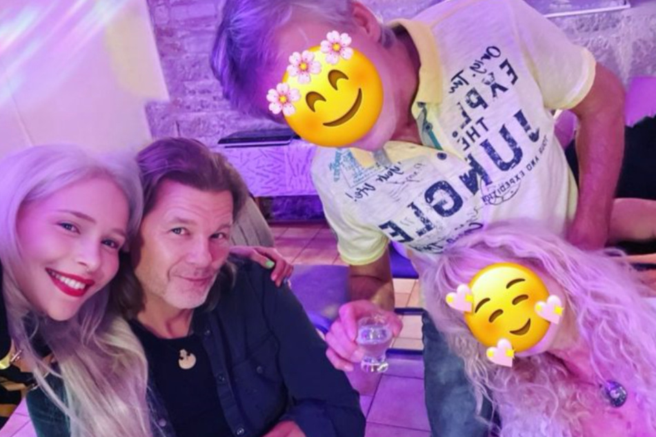 Ex-GNTM-Kandidatin Theresia Fischer (31, l.) posiert mit Freund Stefan (56, 2.v.l.) und ihren Eltern auf Instagram.