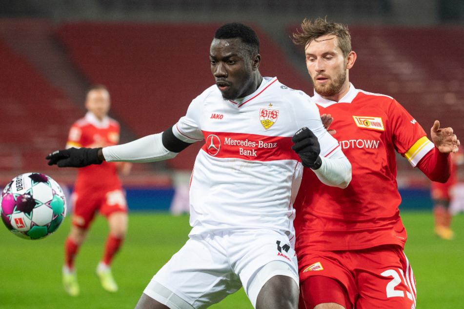 Stuttgarts Silas Wamangituka (21, l.) im Zweikampf mit Unions Christopher Lenz (26) am 15.12.2020.