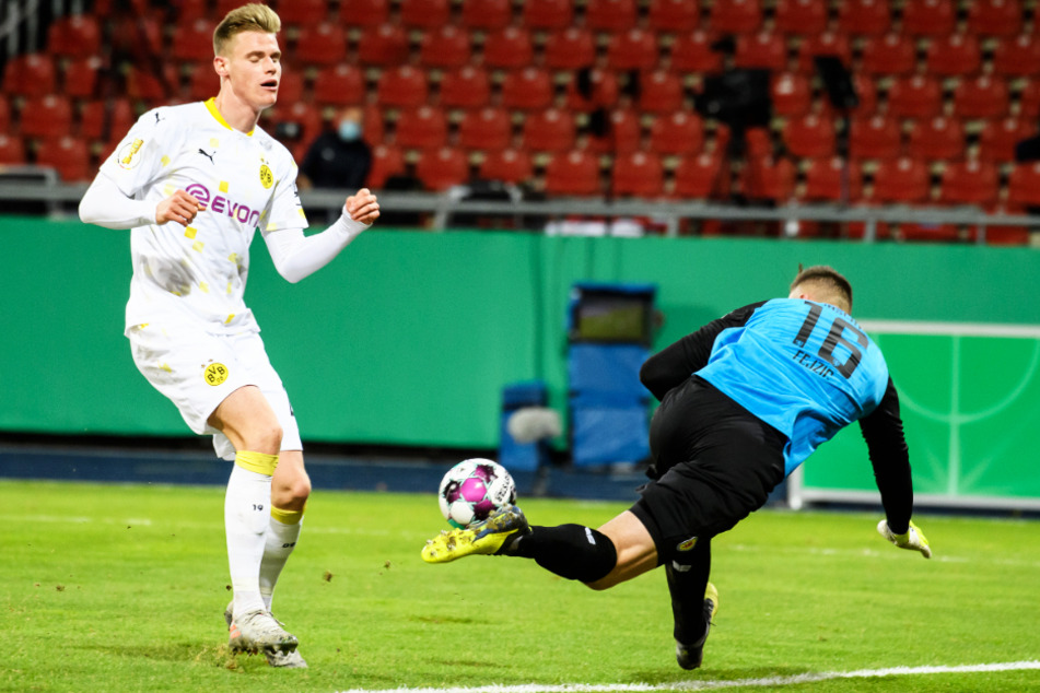 Der großgewachsene Stürmer Steffen Tigges (l.) gab sein Debüt für die BVB-Profis und vergab eine Riesenchance.