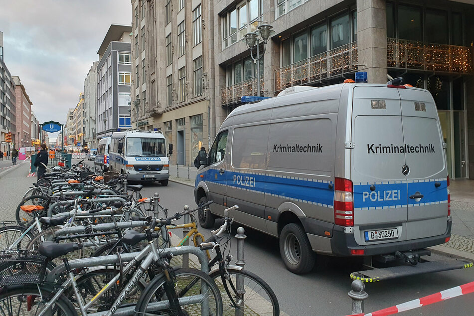 Berlin: Nach versuchtem Banküberfall in Mitte: Polizei sucht weiterhin nach drei Tätern