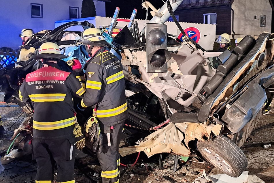 Die Feuerwehr musste den 23-Jährigen aus seinem Wrack befreien.