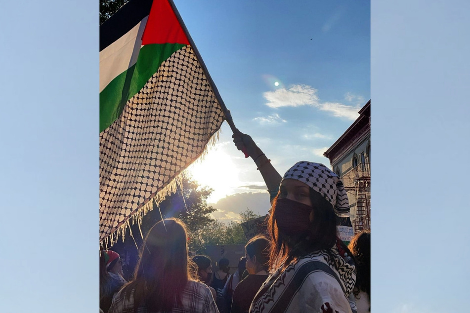 Bella Hadid (25) veröffentlichte dieses Foto von sich in einer Insta-Story. Es entstand während einer pro-palästinensischen Demonstration im Mai 2021.