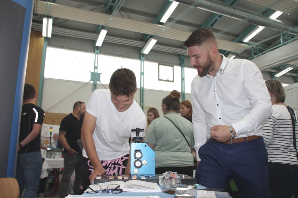 Anpacken und ausprobieren – das ist bei der MAKERZ DAY Ausbildungsmesse möglich.