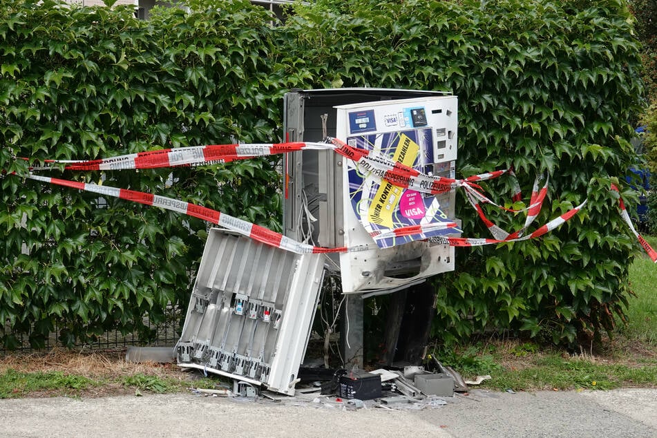Das kann man getrost "Totalschaden" nennen. Der Automat ist völlig hinüber.