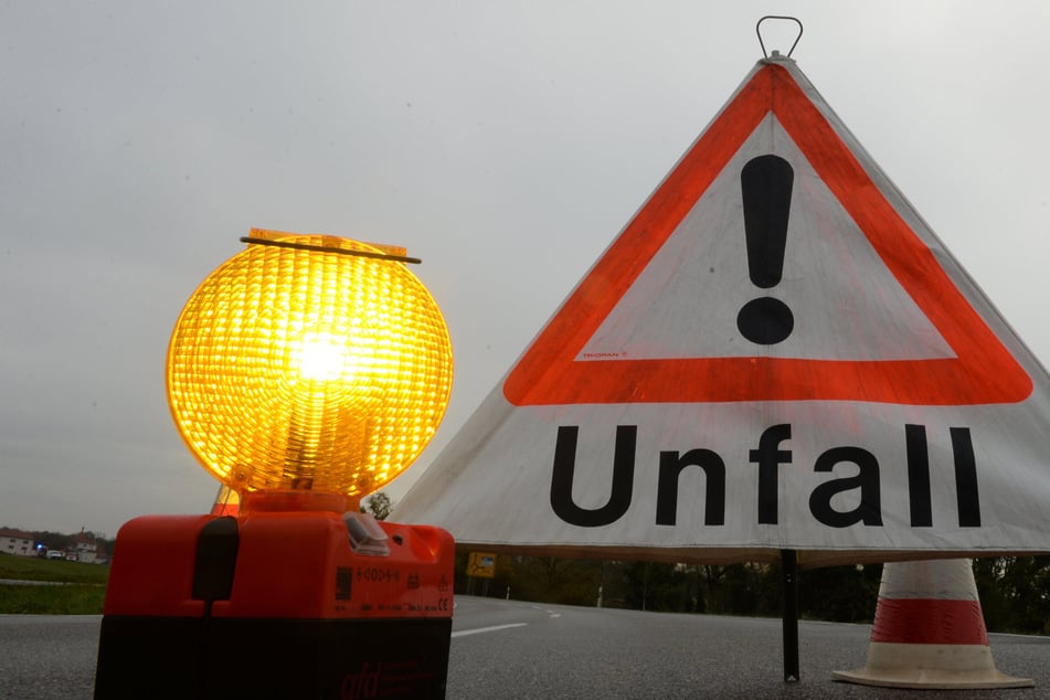 Sprinter kracht in der Altmark gegen Baum: Zwei Kinder bei Unfall verletzt