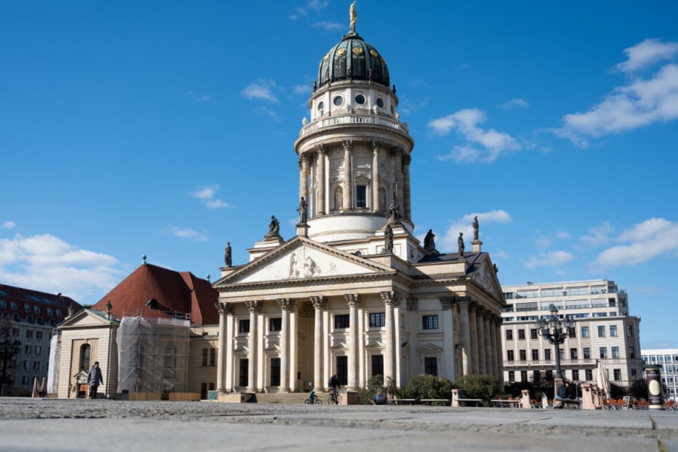 Auf dem Gendarmenmarkt vor dem Französischen Dom sind kaum Menschen.
