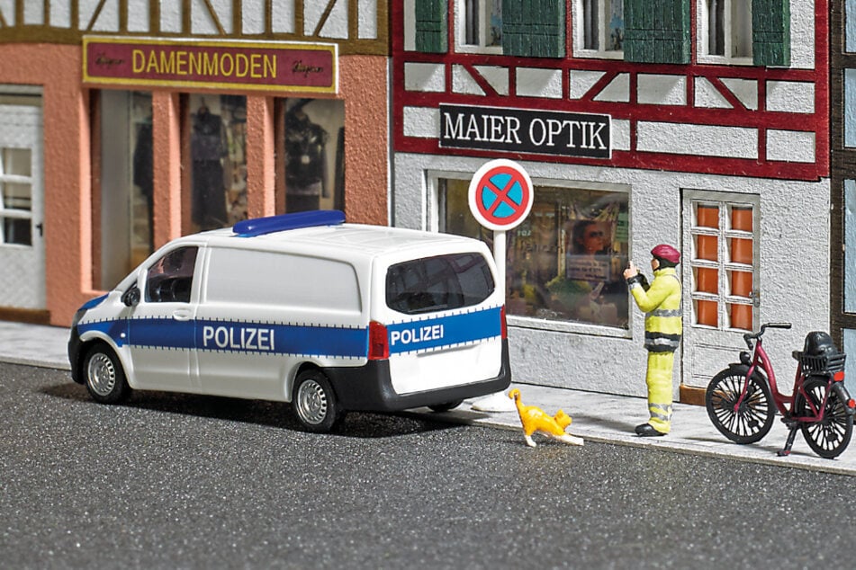 Hier fotografiert der Mini-"Anzeigenhauptmeister" ein Polizeiauto im Halteverbot.