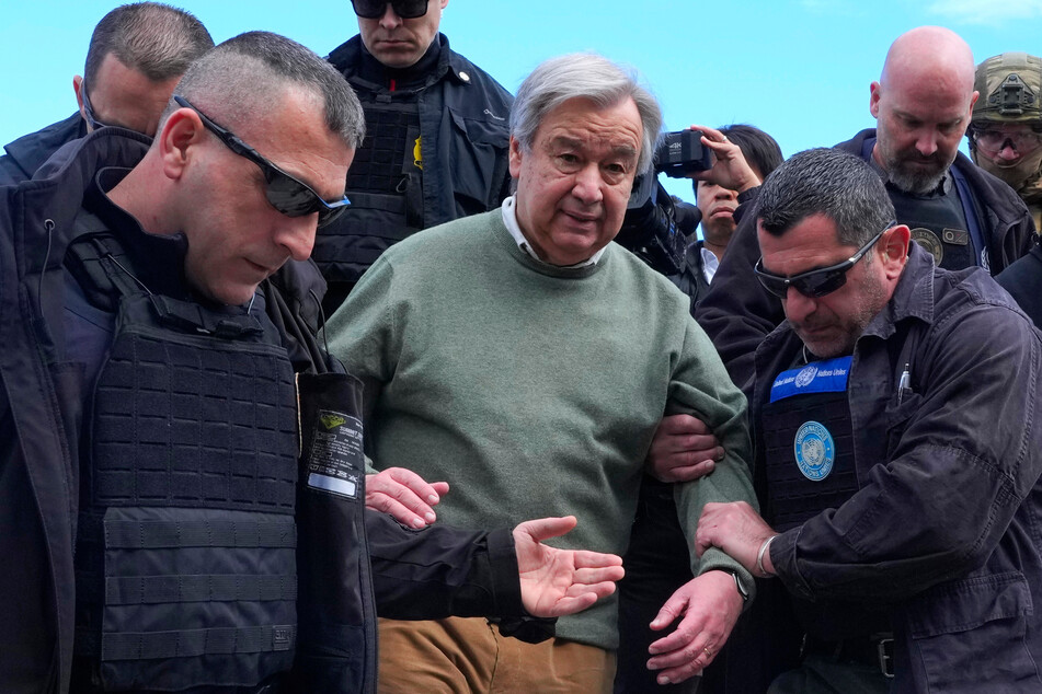 UN-Generalsekretär António Guterres (72) wurde in Kiew von Bodyguards gesichert.