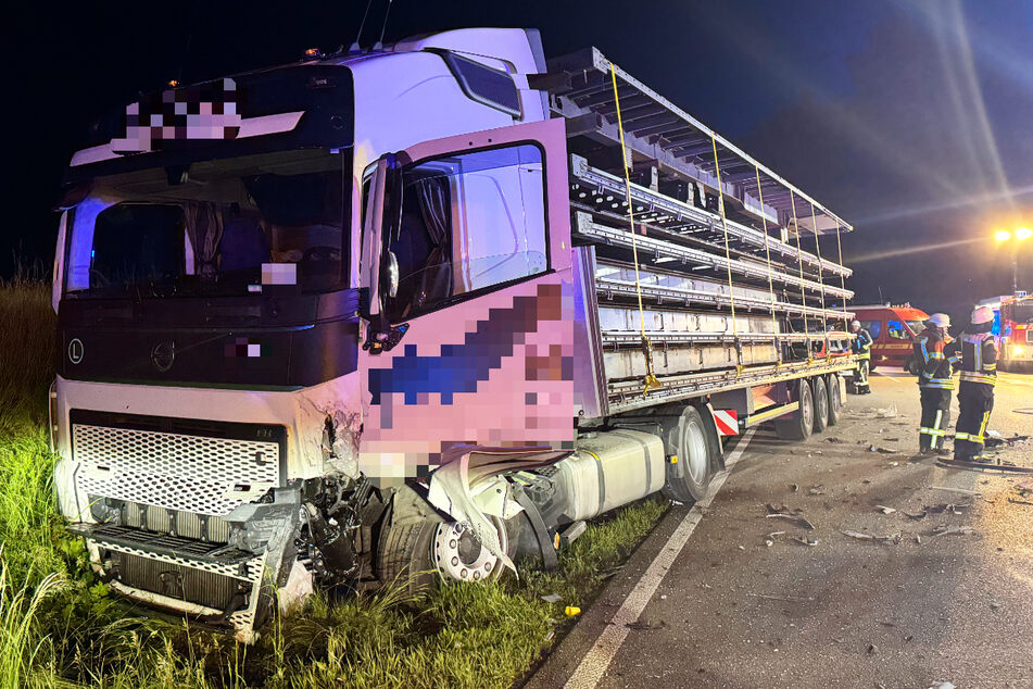 Der Fahrer (57) des Lastwagens wurde bei dem Frontalzusammenstoß auf der B300 in Bayern leicht verletzt.