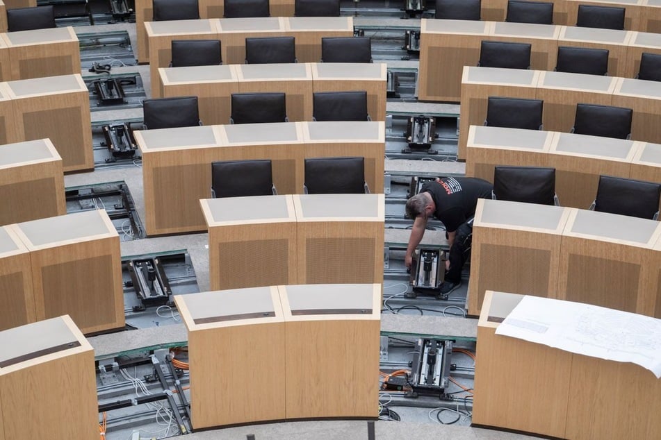 Der Plenarsaal im Plenarsaal in Stuttgart wurde vor der ersten Sitzung umgebaut, um die neue Sitzordnung abzubilden.