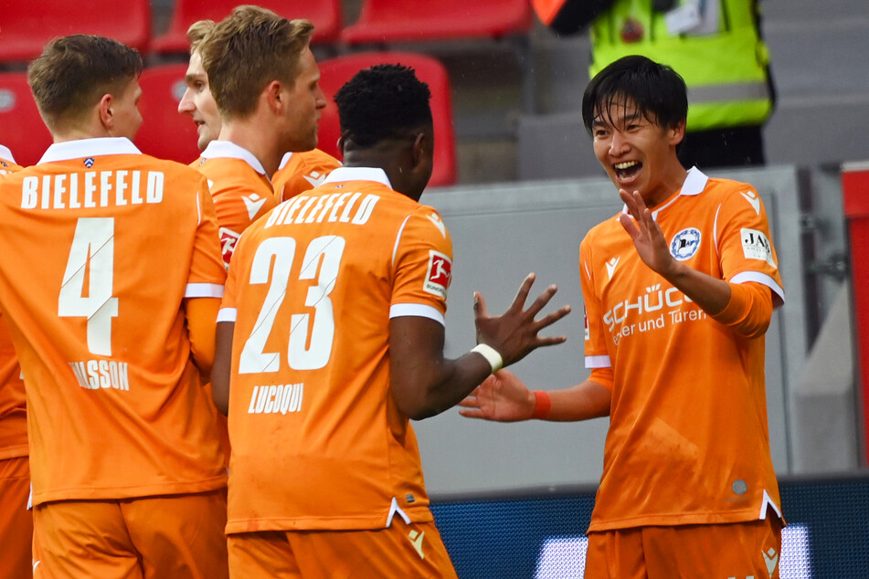 Großer Jubel beim DSC: Masaya Okugawa (r.) feiert mit seinen Mannschaftskollegen den Treffer zum 2:0 für die Arminia.