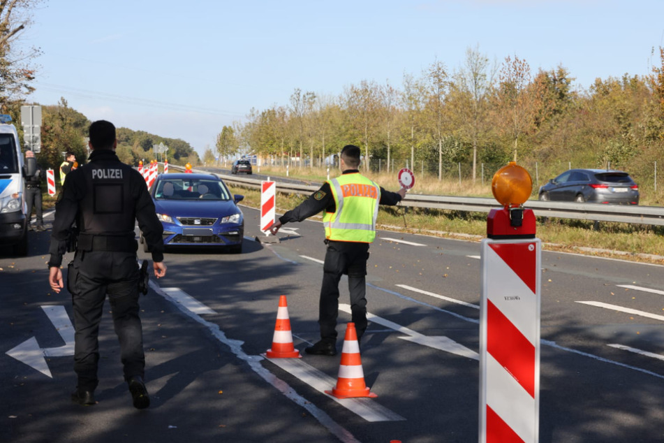 Die Polizei kontrolliert an verschiedenen Zufahrtsstraßen den Anreiseverkehr nach Leipzig.