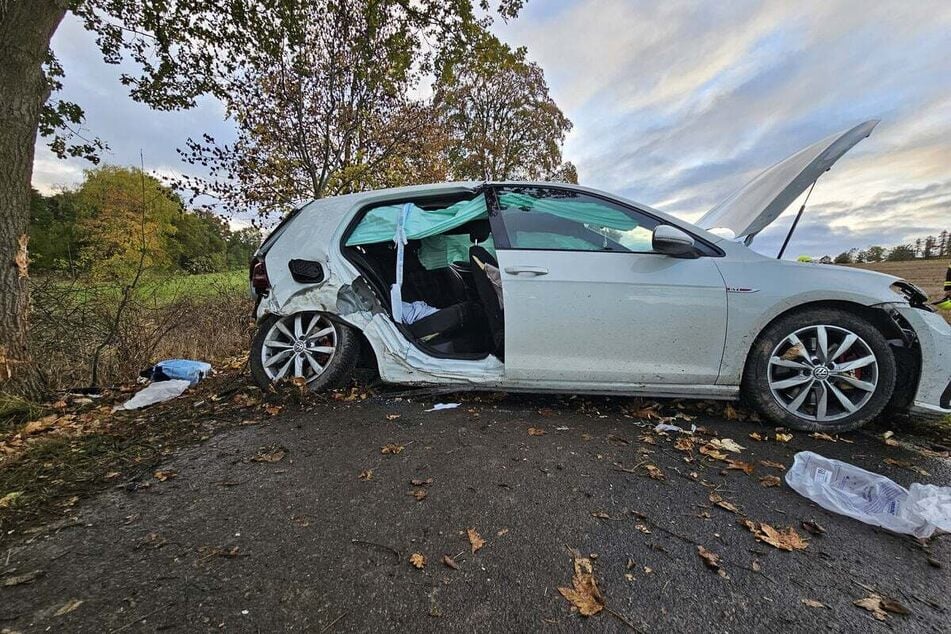 Vier Insassen wurden bei dem Unfall verletzt, drei davon schwer. Die Straße war bis etwa 19.15 Uhr komplett gesperrt.