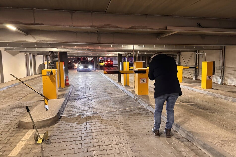 Bevor der Wagen die Betonwand rammte, durchbrach die Frau eine Schranke bei der Einfahrt.