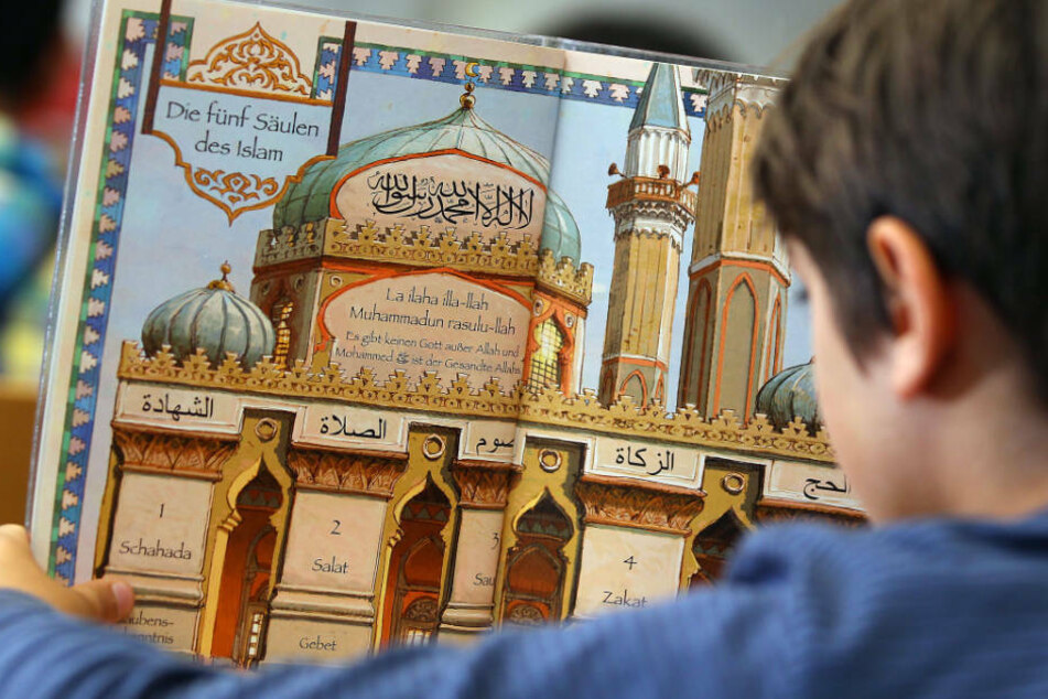 Während es beim bekenntnisorientierten Islam-Unterricht um nur reine Glaubens-Vermittlung geht, wird beim Unterrichts-Angebot des Landes auf die Vermittlung von Wissen über den Islam geachtet (Archivbild).
