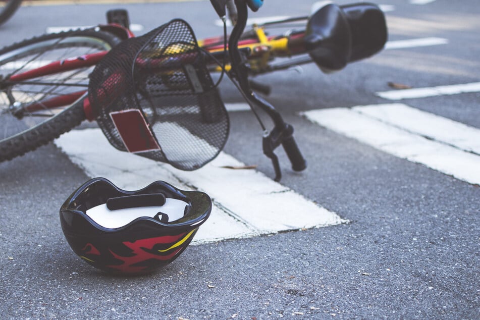 Übler Crash in der Magdeburger Innenstadt: Radfahrerin muss ins Krankenhaus