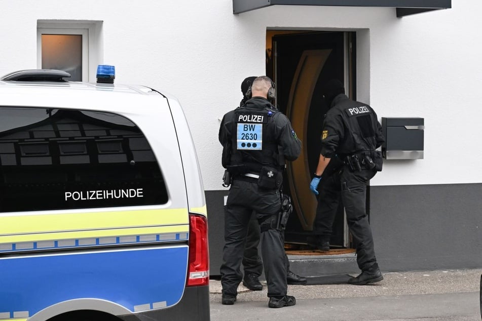 Zahlreiche Häuser und Autos wurden am Dienstag durchsucht.