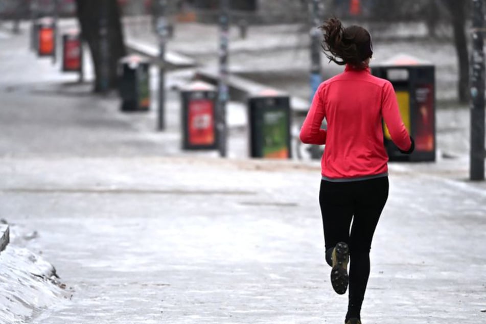 Faustschläge und Biss ins Bein: Männer verfolgen und attackieren Joggerin