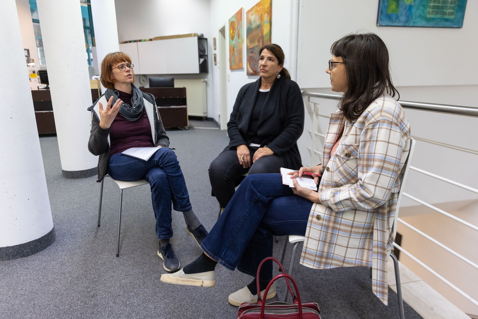 Peggy Albrecht (v.l.n.r.) und Anke Kampe sprechen in der Galerie des Künstlerbundes mit Redakteurin Mandy Schneider.