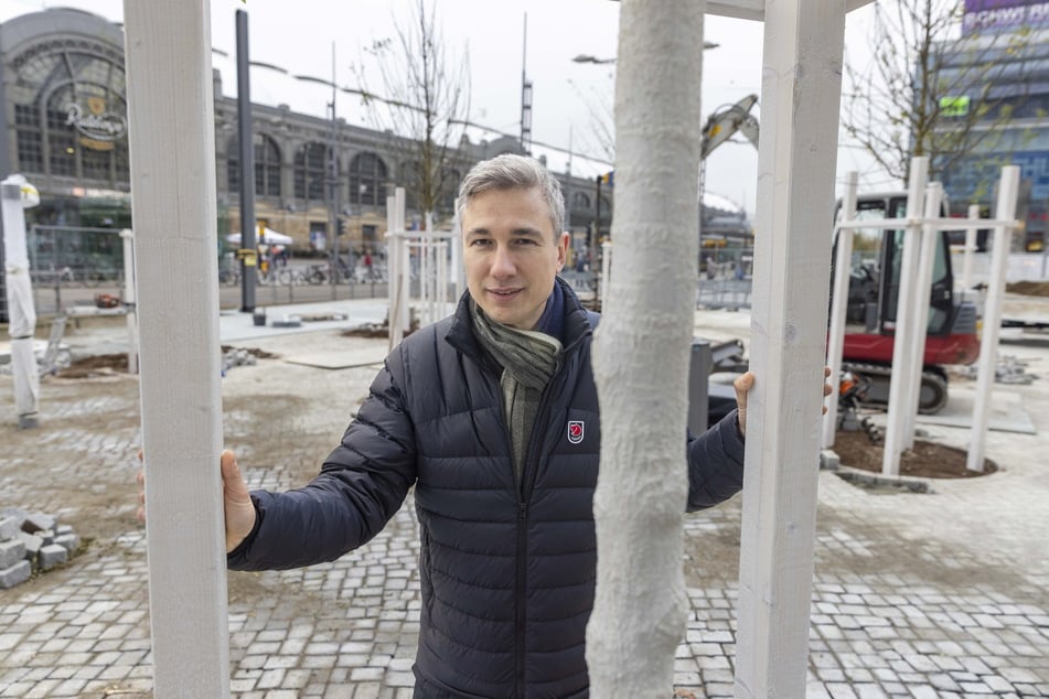 Baubürgermeister Stephan Kühn (45, Grüne) freut sich über die neuen Bäume.