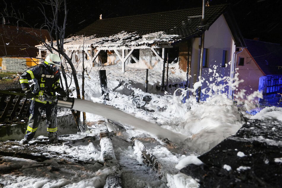 Am späten Abend wurde die Brandfläche mit Löschschaum bedeckt.