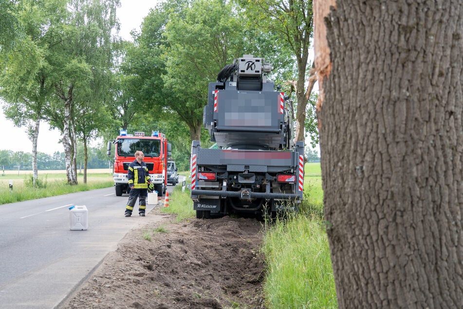 Die Einsatzkräfte arbeiten mit Hochdruck daran, das Kranfahrzeug sicher zu bergen und die Fahrbahn wieder freizugeben.