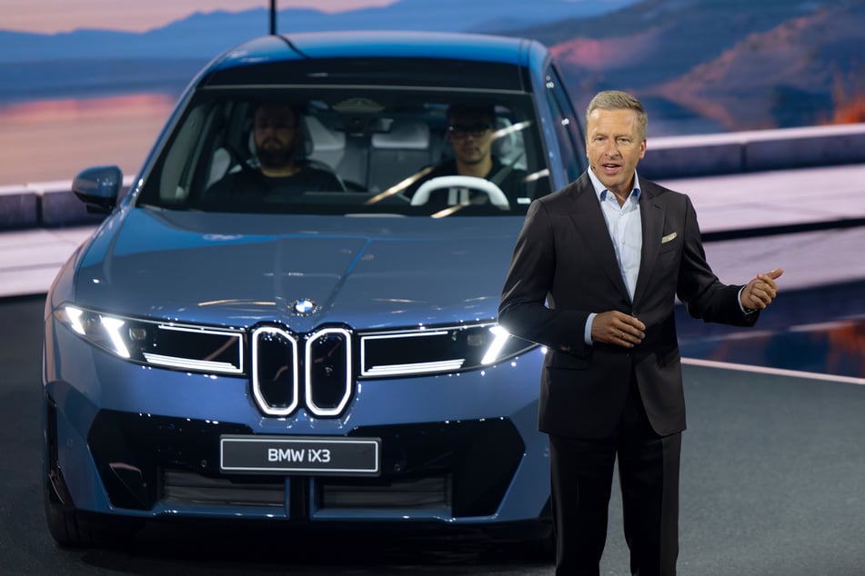 BMW-Chef Oliver Zipse (61) stellt den neuen iX3 vor.
