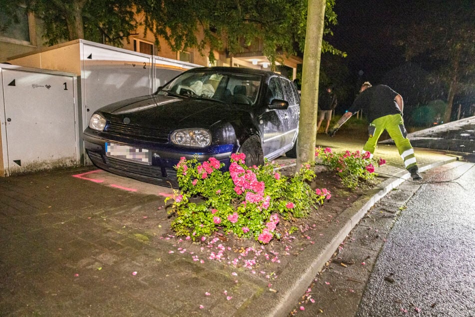 Um nicht frontal mit einem anderen Auto zusammenzustoßen, wich der VW-Fahrer auf den Gehweg aus.