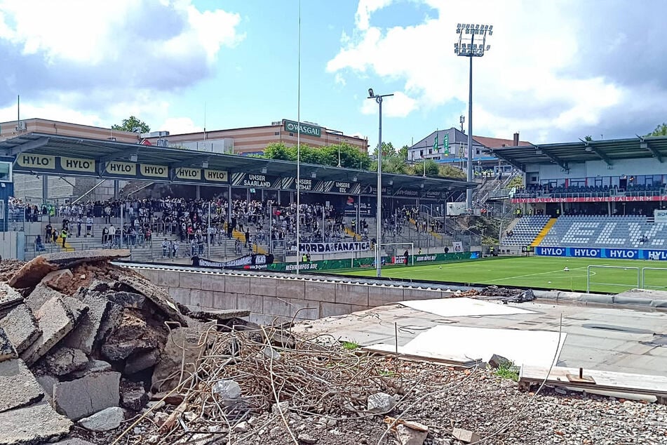 Jetzt baggert sich Bodo durch das Stadion: Die Heimstätte der SV Elversberg gleicht einer Baustelle.