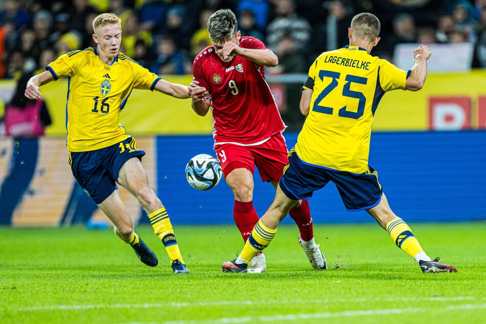 Eintracht Frankfurts Hugo Larsson (20, l.) kam zuletzt mehrere Länderspiele in Folge