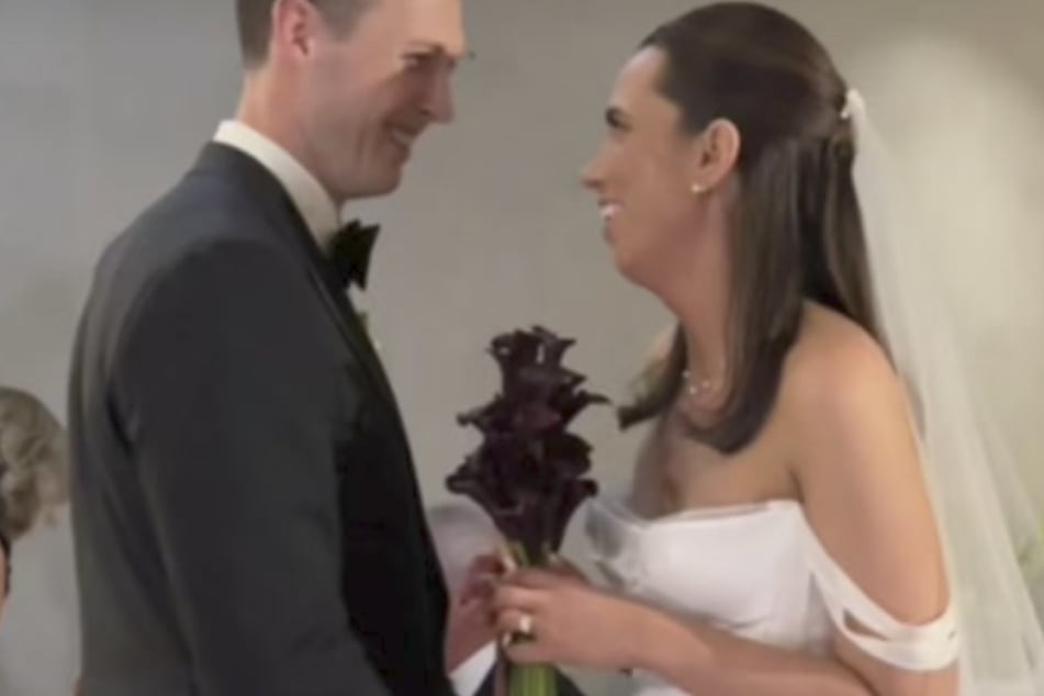 Bei der Hochzeit von Australierin Cait (33) verbarg sich eine Überraschung im Brautkleid.