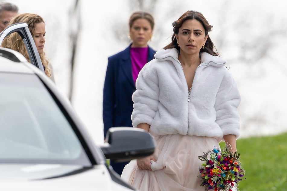 Die Braut erfährt auf dem Weg zur Hochzeit von dem tragischen Unfall.