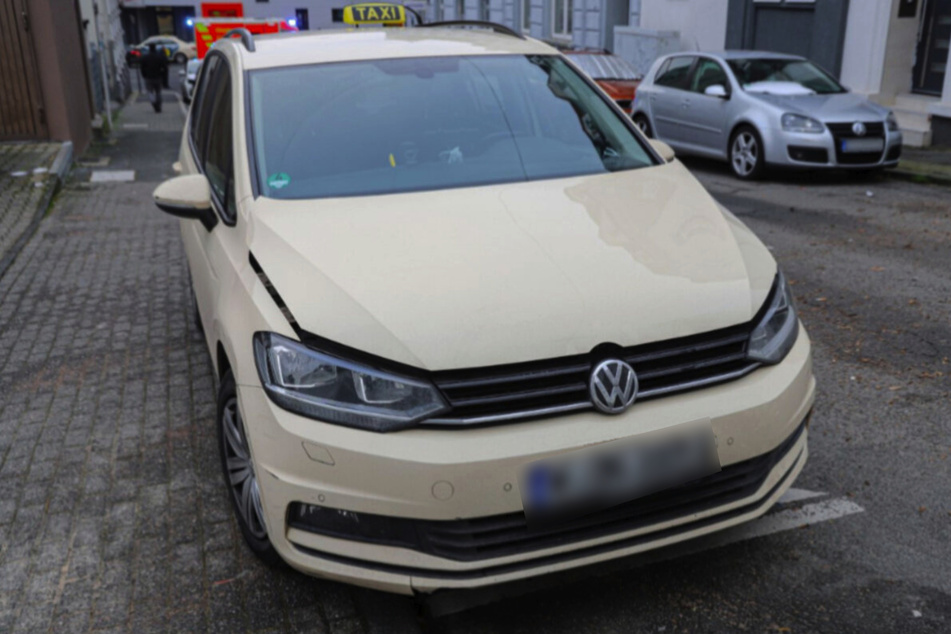 Schlimmer Unfall in Wuppertal: Taxi fährt in Bollerwagen mit fünf Kindern