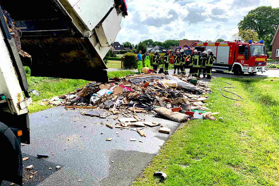Ein Teil der Ladung wurde auf die Straße gekippt.