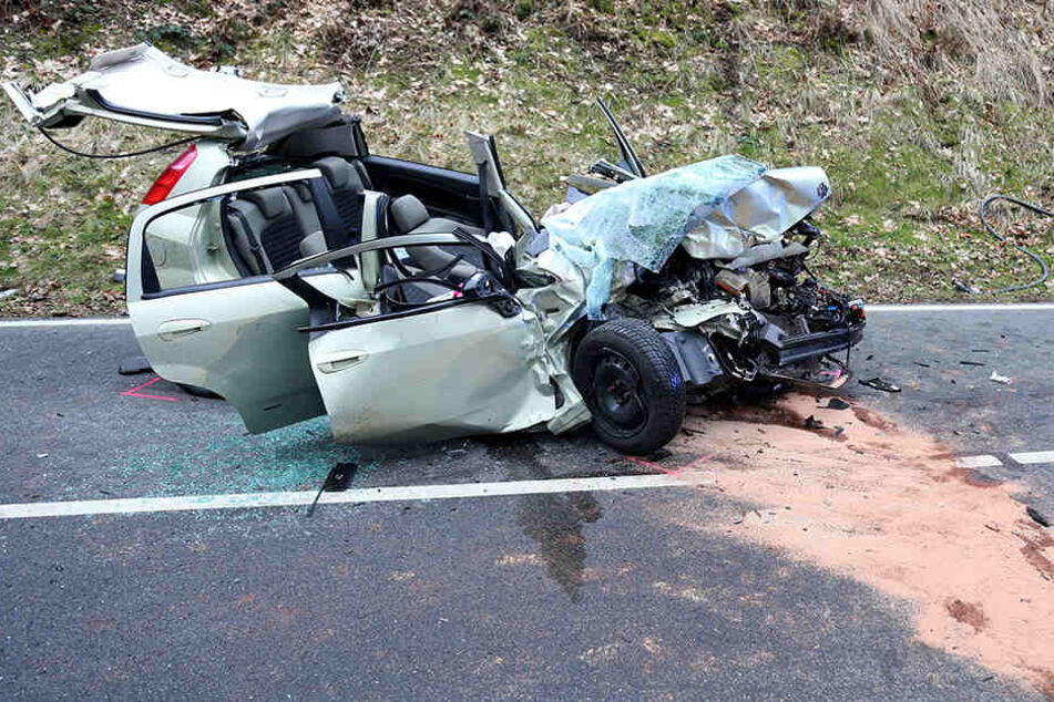 Bei dem Unfall wurden insgesamt drei Personen verletzt.