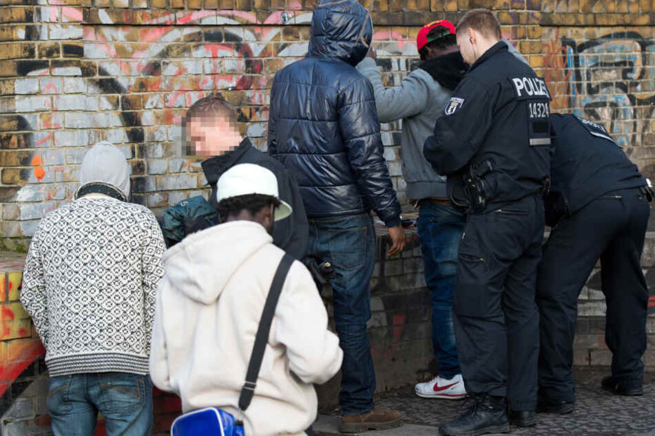 Polizisten kontrollieren bei einer Razzia mehrere Tatverdächtige.